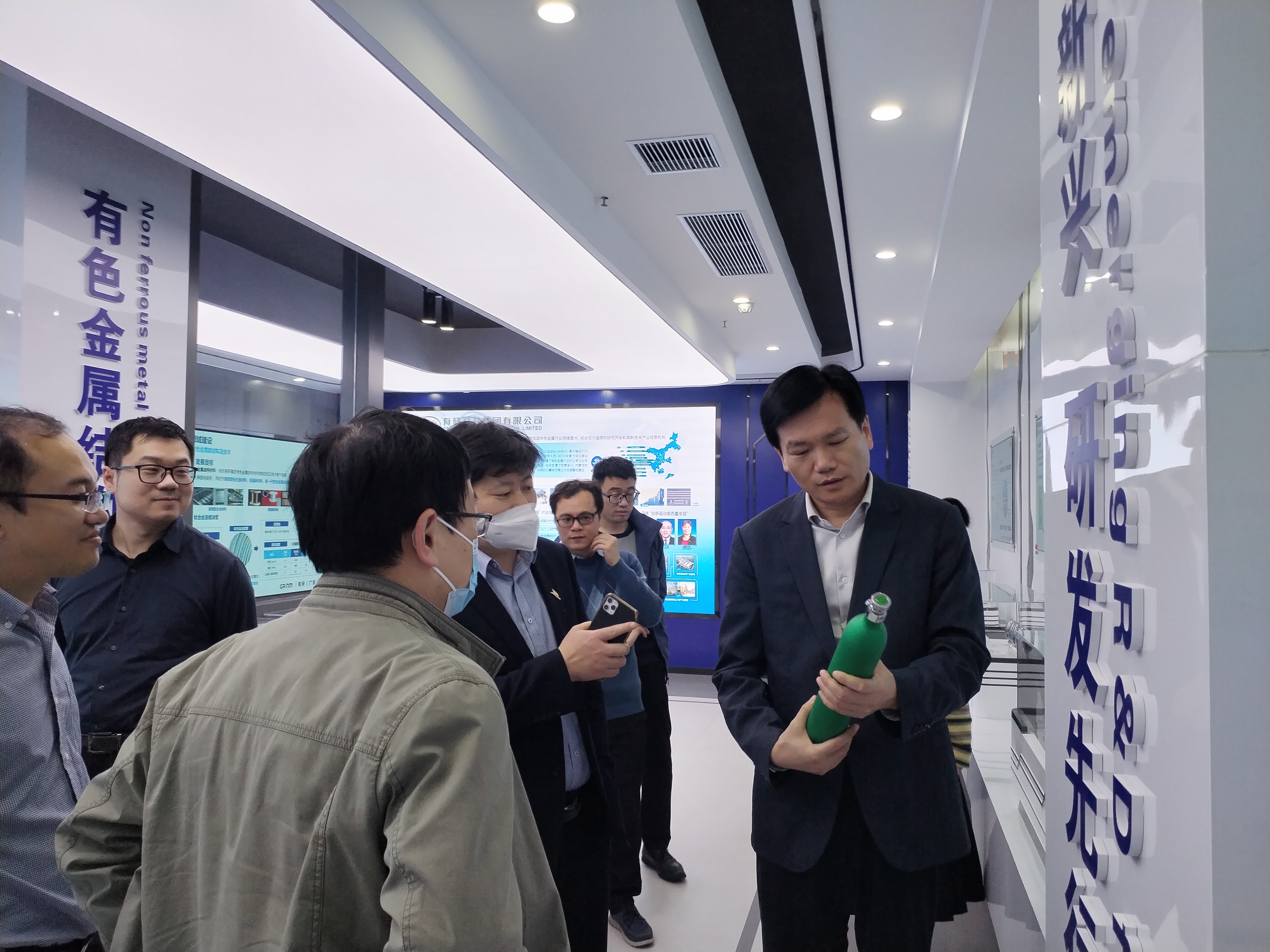 巨乳成人视频
副总经理黄倬一行到有研广东院调研