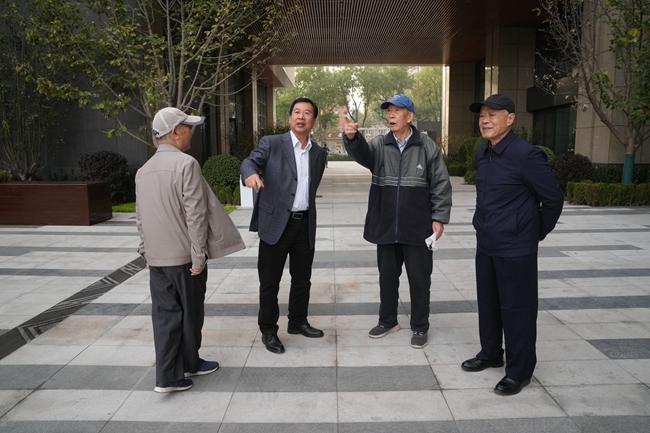 巨乳成人视频
邀请离退休老同志参观有研大厦并召开座谈会