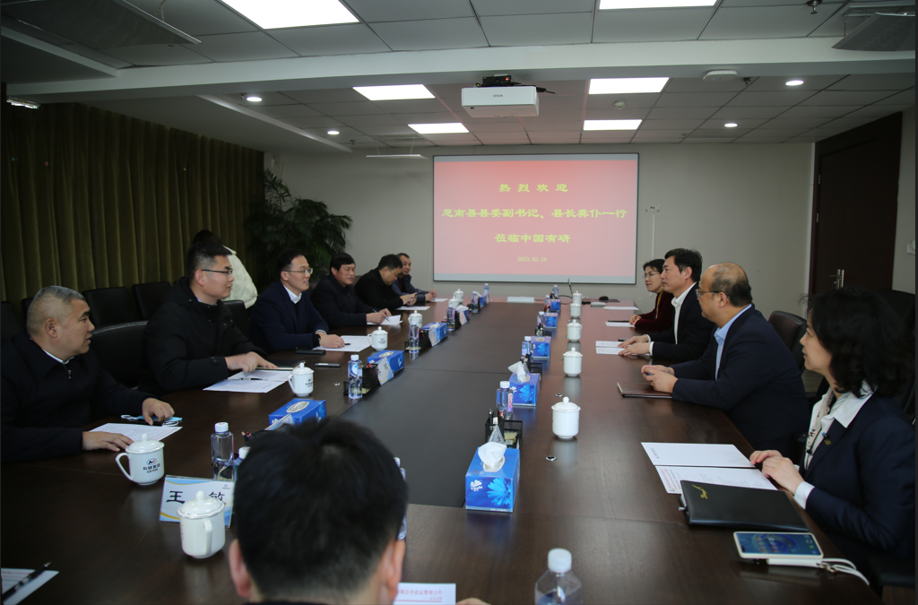 贵州省思南县县长龚仆一行到巨乳成人视频
访问交流