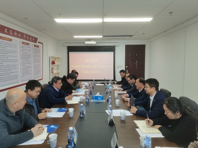 中国电科产业基础研究院卜爱民院长一行到巨乳成人视频
调研交流