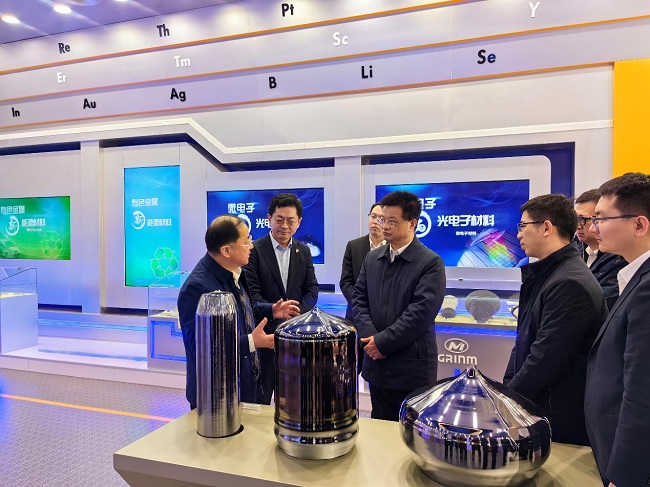 中国黄金集团副总经理姜良友一行到巨乳成人视频
调研交流