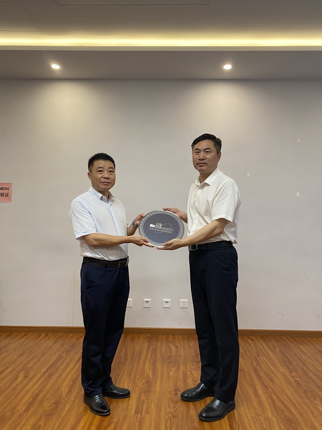 贵州省思南县委书记席龙海一行到巨乳成人视频
访问交流