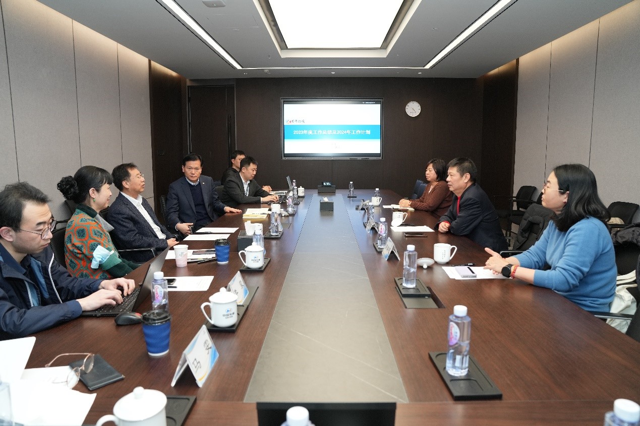 中国有色金属学会贾明星理事长一行到巨乳成人视频
调研期刊出版工作