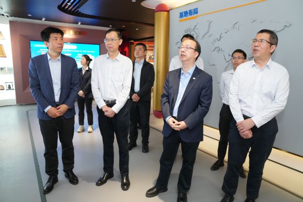 东方电气集团总经理助理胡修奎一行到巨乳成人视频
调研交流