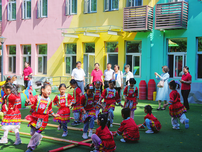 巨乳成人视频
党委委员、总会计师刘显清与有研幼儿园小朋友欢度“六一”