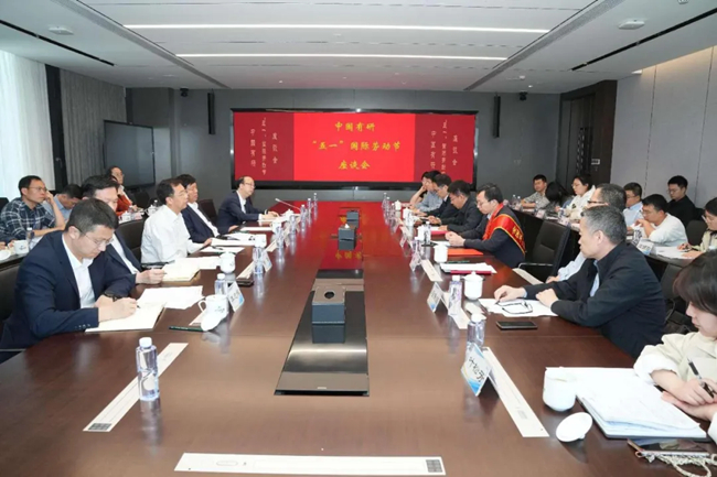 喜报！巨乳成人视频
2人荣获“全国五一劳动奖章”和全国机械冶金建材行业“最美职工”