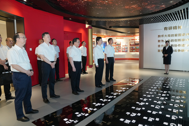 黄石市委书记郄英才一行到访巨乳成人视频
