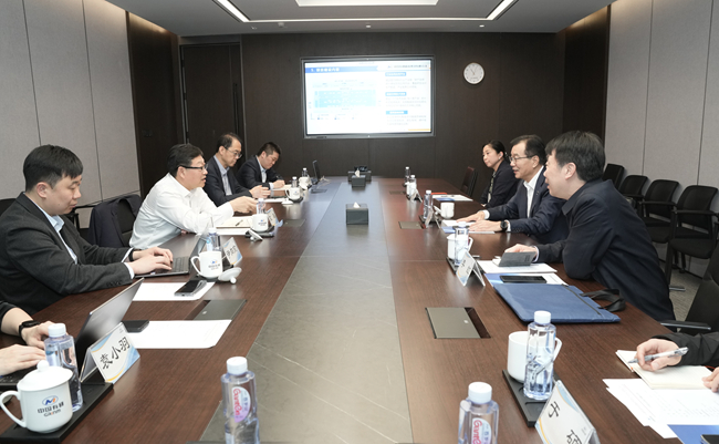 中国信息协会会长王金平一行到访巨乳成人视频
