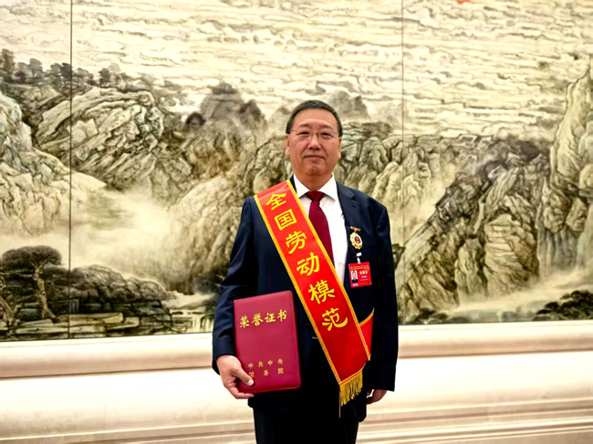 喜报！巨乳成人视频
熊柏青荣获“全国劳动模范”称号