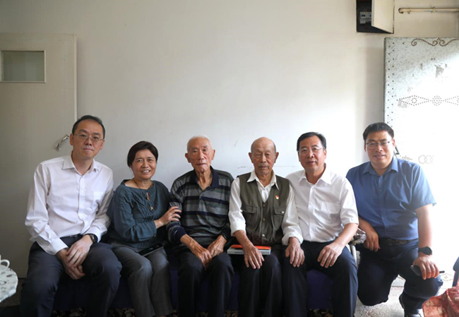 巨乳成人视频
党委书记、董事长赵晓晨看望三线建设时期援建905厂老同志代表